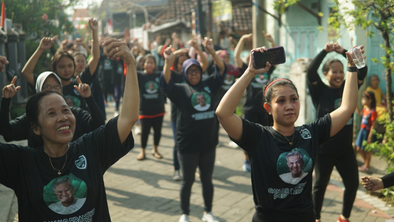 Kowarteg Promosikan Gaya Hidup Sehat Lewat Senam Bersama Ibu-Ibu di Surabaya