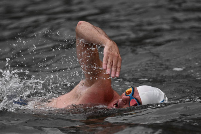 Pria Inggris Berenang di Sungai Hudson New York untuk Kampanye Air Bersih