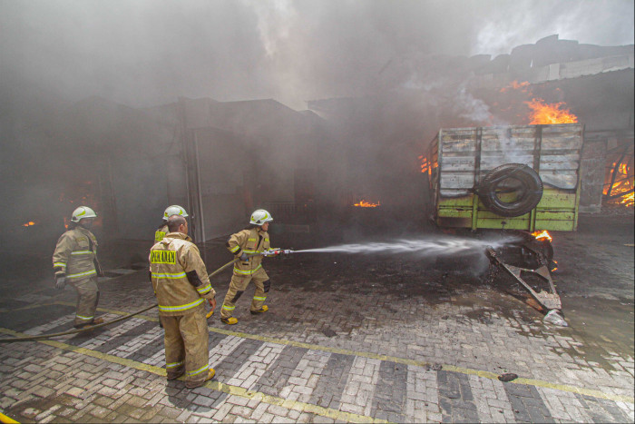  20 Mobil Damkar Berjuang Padamkan Api di Pabrik Sandal Jakarta Utara