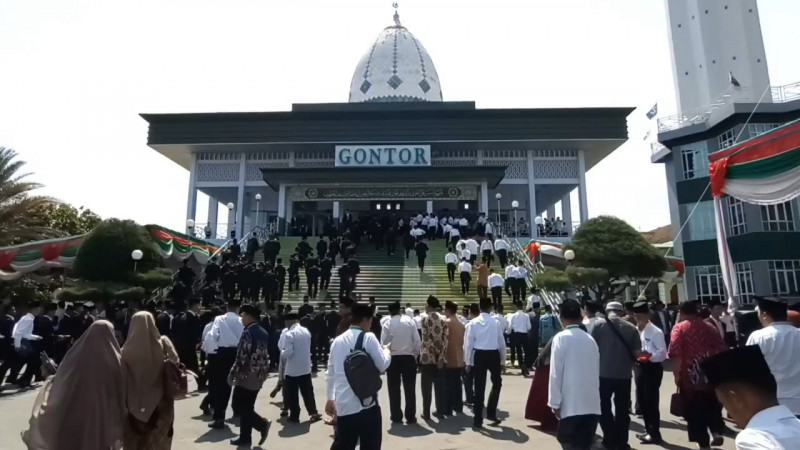 Sujud Syukur Satu Abad Pondok Modern Darussalam Gontor  