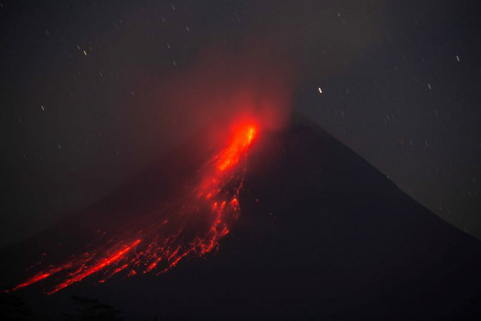 Gunung Merapi Muntahkan Lava Pijar Sejauh 1,5 Kilometer