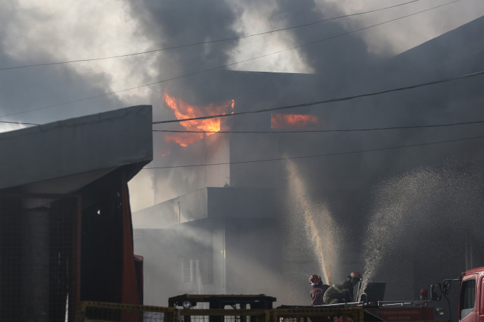 Pabrik Tahu di Depok Terbakar, Tiga Armada Damkar Padamkan Amuk Api