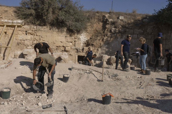 Arkeolog Israel Temukan Senjata Era Romawi yang Disimpan di Sebuah Gua 