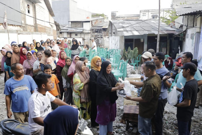 Harga Naik, Relawan Sandi Uno Gelar Bazar Tebus Murah Bahan Pokok