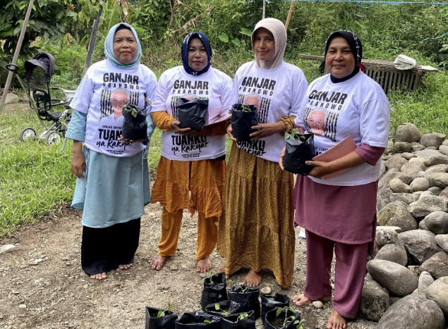 Dukung Ketahanan Pangan, Relawan Ini Berikan Bibit Cabai Rawit ke Warga Padang