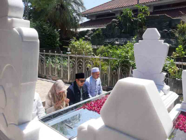 Muhaimin Ziarah Ke Makam Sunan Ampel Sebelum Deklarasi