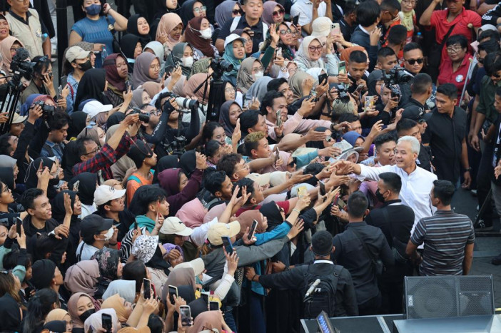 Tuntas Jalani Tugas Gubernur, Ganjar Salami Puluhan Ribu Warga