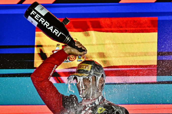 Sainz Juara di GP Singapura dan Akhiri Rentetan Kemenangan Red Bull