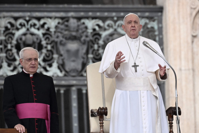 Dunia Berada di Ujung Perang Nuklir, Paus Serukan Perdamaian Abadi