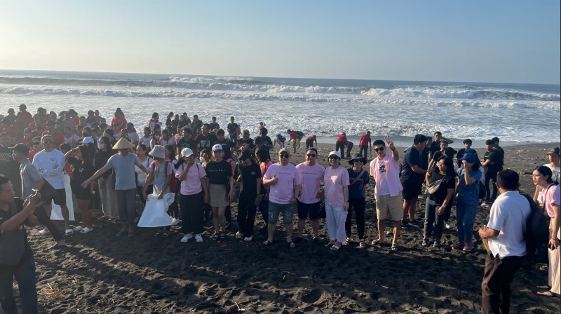 Rayakan World Cleanup Day 2023, Sociolla Kumpulkan 470.5 Kg Sampah di Pantai Lembeng, Bali