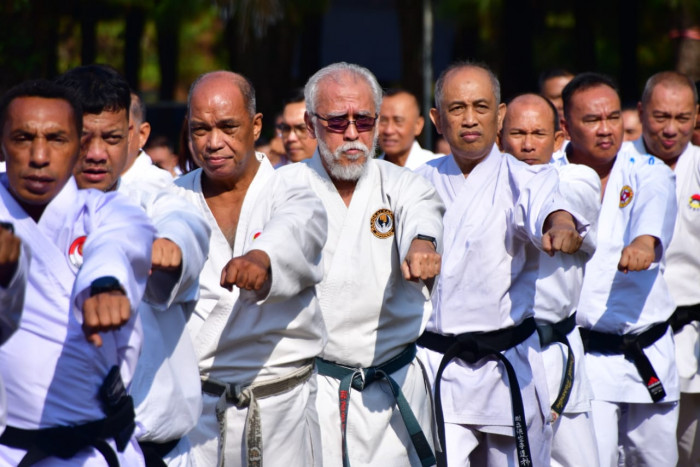 Fit di Usia 61 Tahun, Iwan Fals Ajak Perkuat Soliditas Lewat Karate