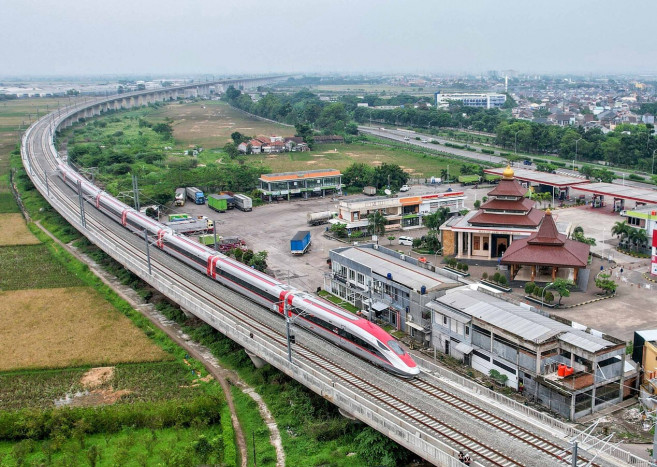 Luhut: Kereta Cepat Jakarta-Surabaya akan Lintasi Kertajati hingga Yogyakarta