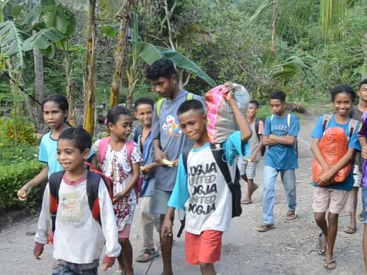 Pemkab Lembata tidak Bangun Jalan, Pelajar Terjang Jalan Terjal ke Sekolah