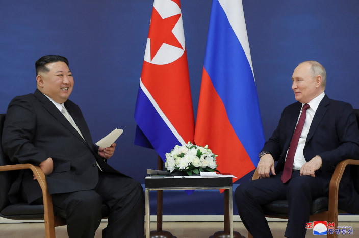 Kim Hadiahi Senjata, Putin Beri Sarung Tangan Antariksa