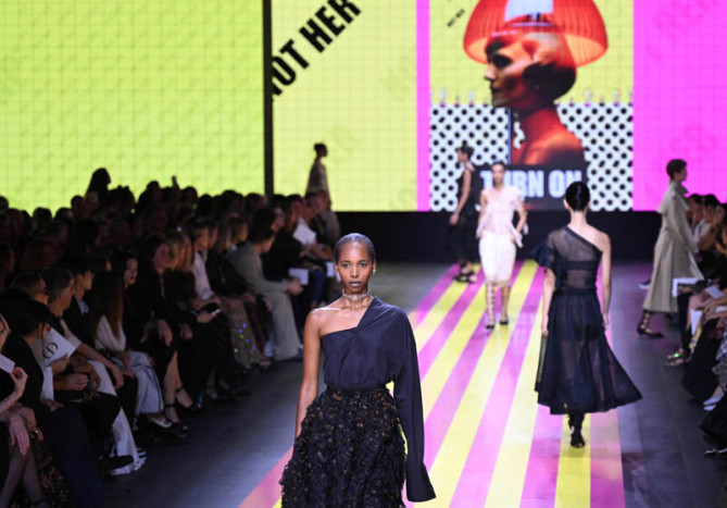 Dior dan Saint Laurent Menyajikan Feminisme yang Berbeda di Paris