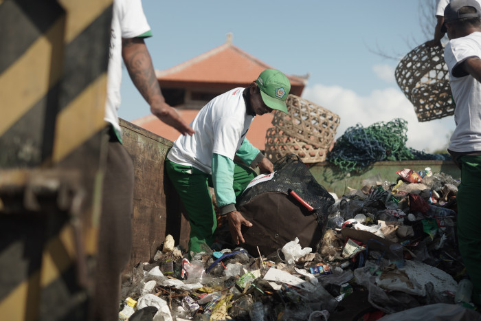 Kegiatan Bersih-Bersih Sampah di Pantai Harus Digencarkan