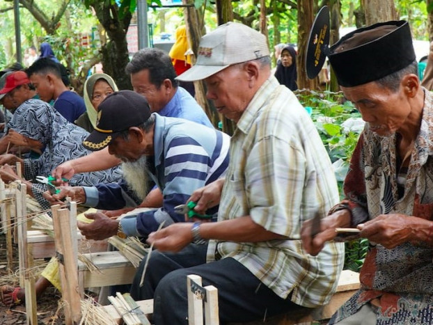 Cerita Ribuan Lansia Produksi Tusuk Sate di Lampung Selatan