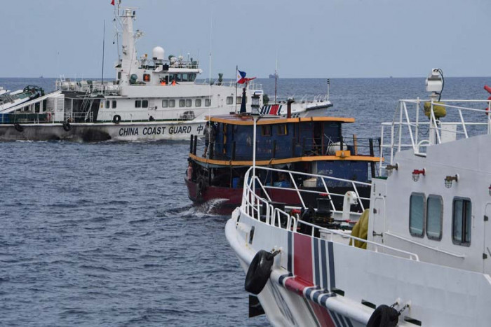 Tiongkok Hadang Kapal-kapal Filipina yang Menuju Pangkalan di Area Sengketakan
