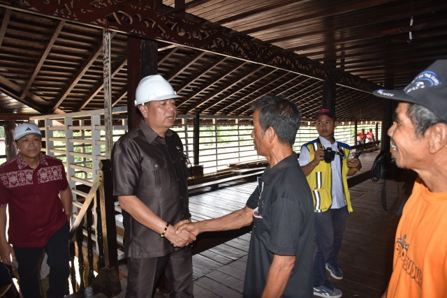 Komisi V DPR Tinjau Renovasi Rumah Betang Lunsa Hilir di Kapuas Hulu, Kalbar