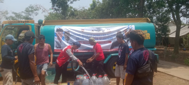 Relawan Kawan Juang GP Bagikan Air Bersih kepada Warga di Purwakarta, Jabar