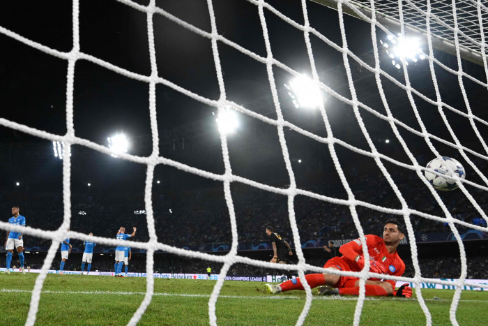 Gol Bunuh Diri Meret Pastikan Madrid Menang di Kandang Napoli