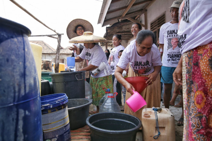 Warga Serang Alami Kekeringan, Sukarelawan Ini Salurkan Ribuan Lioter Air Bersih