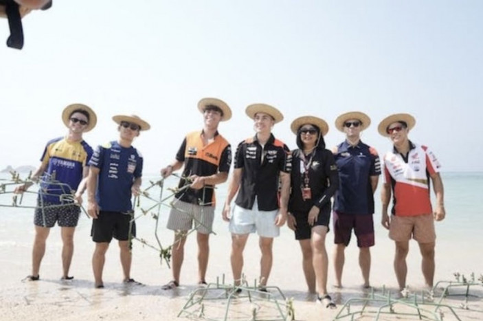 Jelang GP Mandalika, Pembalap Moto-GP Bersih-Bersih Pantai dan Menaman Terumbu Karang