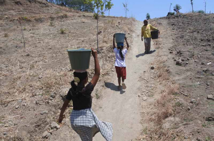 Kekeringan di Pekalongan Meluas, Warga Berjalan Jauh Dapatkan Sumber Air