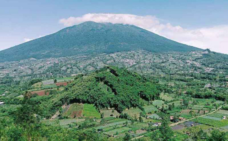 Naik Level, Aktivitas Warga di Lereng Gunung Slamet Tetap Normal