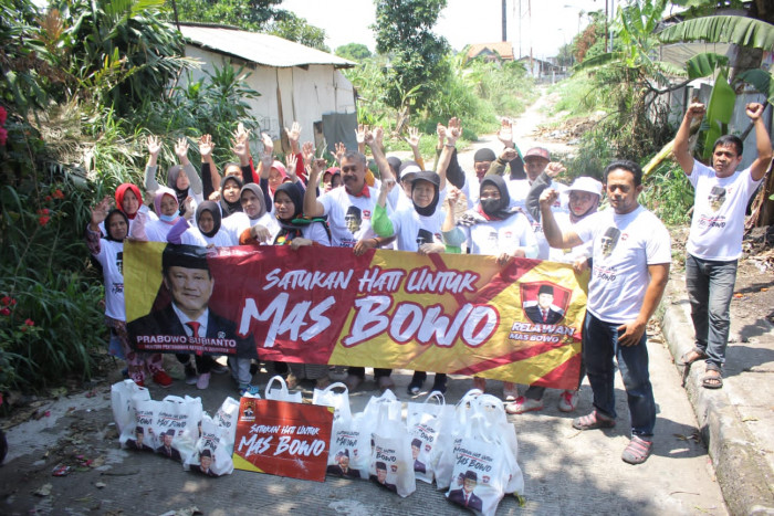 Galang Dukungan, Relawan Mas Bowo Bagikan Sembako di Kota Cimahi