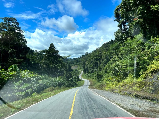 Bangun Jalan Trans Papua Tekan Harga Kebutuhan Pokok