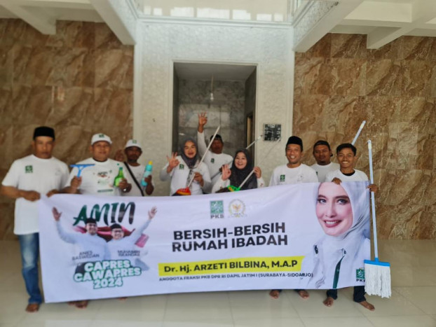 Peringati Hari Santri, Arzeti Bilbina dan Relawan AMIN Bersih-Bersih Masjid