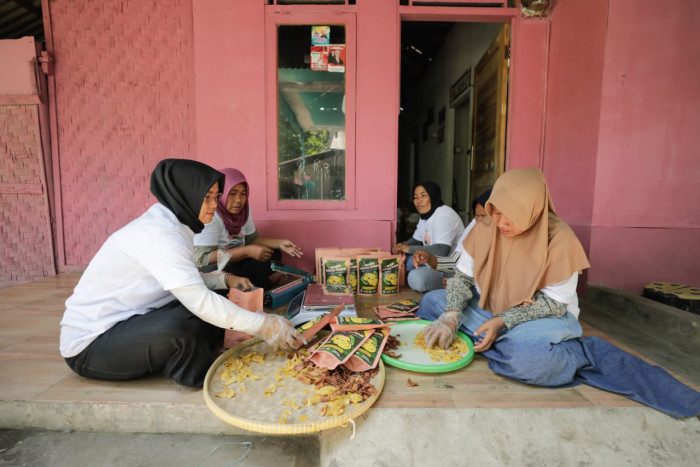 Tingkatkan Perekonomian, Sukarelawan Ini Bangun Produksi Keripik Pisang di Pangandaran
