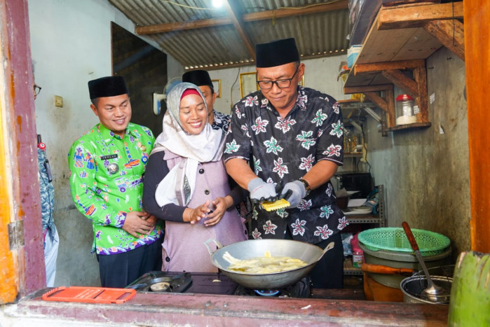 Sambangi Pelaku Usaha Keripik Pisang, Helldy Dorong UMKM Terus Berinovasi