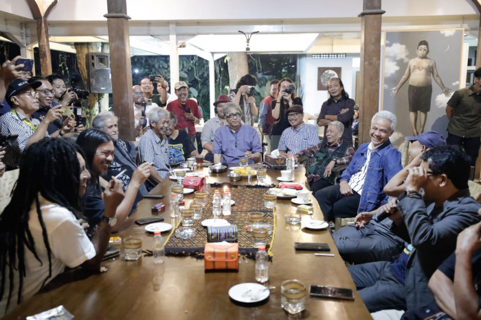 Ganjar Temui Budayawan Yogyakarta, Dihadiahi Patung 'Nusantara'