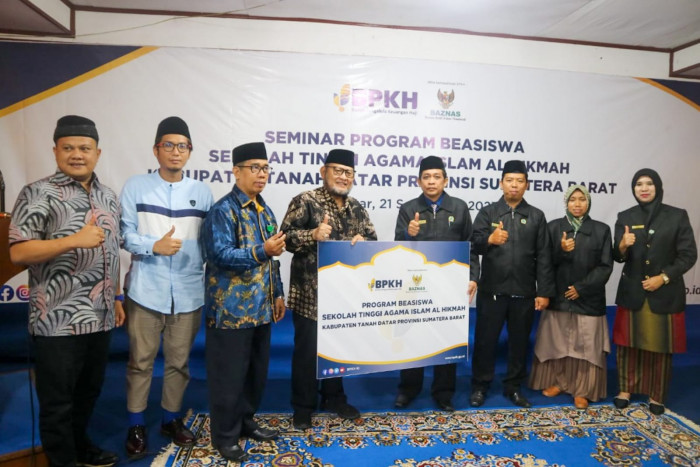 BPKH dan BAZNAS Berikan Bantuan Beasiswa di Kabupaten Tanah Datar