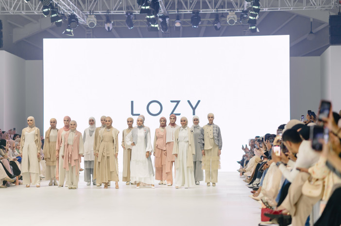 Lozyhijab Tunjukkan Perkembangan Mode Busana Muslim di Jakarta Fashion Week