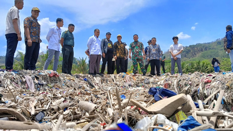 Pj Gubernur Jawa Barat Ikut Bersih-Bersih Pantai Cibutun Sukabumi