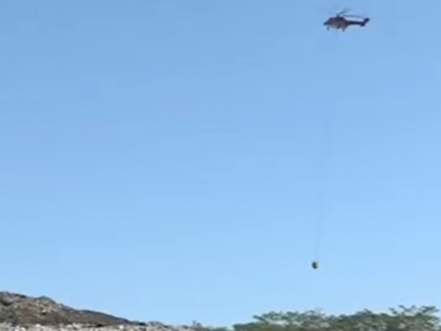 Helikopter BNPB Bombardir Air TPA Jatibarang Semarang yang Terbakar