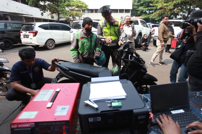 Heru Imbau Masyarakat Segera Uji Emisi