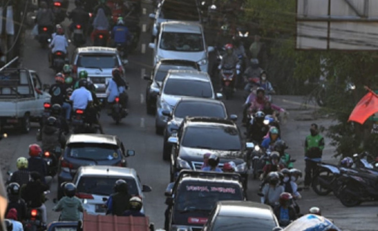 Lalu Lintas Jalan Margonda-Sawangan Lumpuh Pengendara Terjebak Macet Berjam-Jam