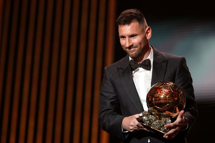 Messi Dedikasikan Ballon d'Or untuk Argentina dan Maradona