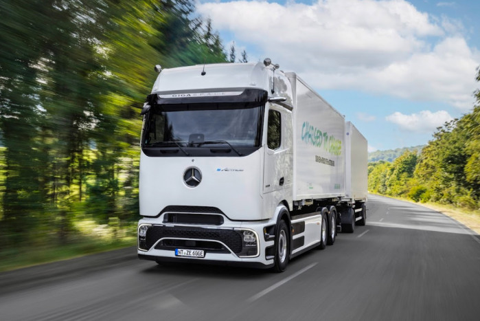Mercedes-Benz Trucks Merayakan Peluncuran Perdana Truk Listrik Jarak Jauh eActros 600