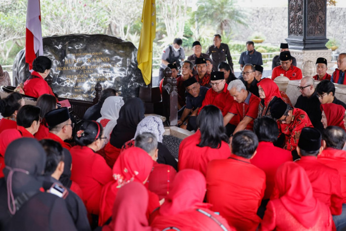 Ganjar-Mahfud Ziarah ke Makam Soekarno 