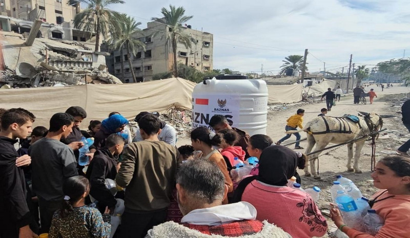 Warga Palestina Terima Bantuan Air Bersih Hingga Makanan dari Baznas RI