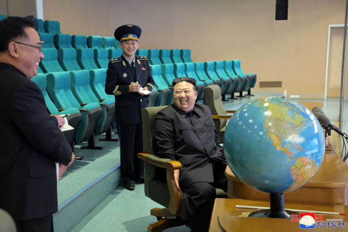 Kim Jong Un Memeriksa Foto Satelit Wilayah Target Korea Selatan, Termasuk Pangkalan Militer AS
