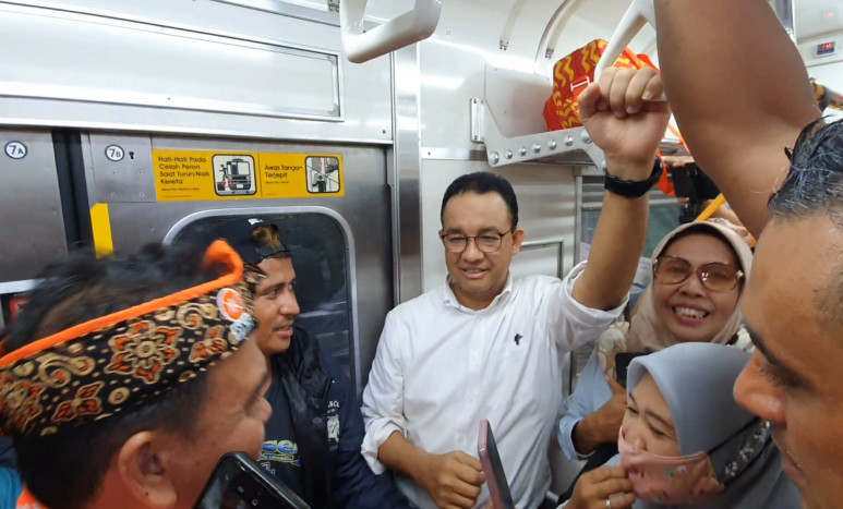 Sambil Naik KRL, Anies Janji Perbanyak Transportasi Umum seperti di Jakarta