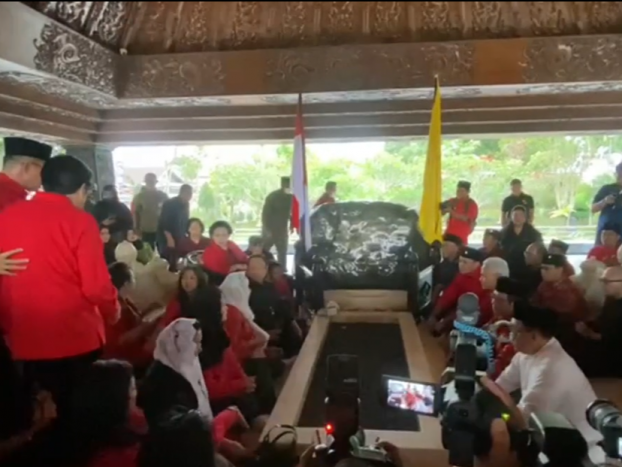 Rombongan PDIP Ziarah Makam Bung Karno tanpa Jokowi-Gibran