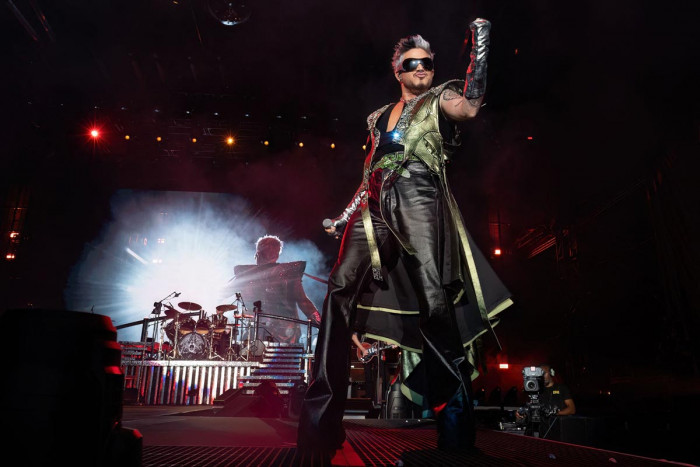 Adam Lambert Resmi Tutup Tur Konser Bersama Queen, Kenang Freddie Mercury di Atas Panggung