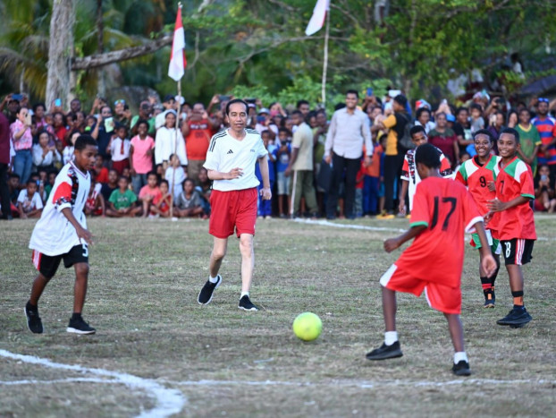 Presiden FIFA Senang Jokowi Main Bola dengan Para Pelajar